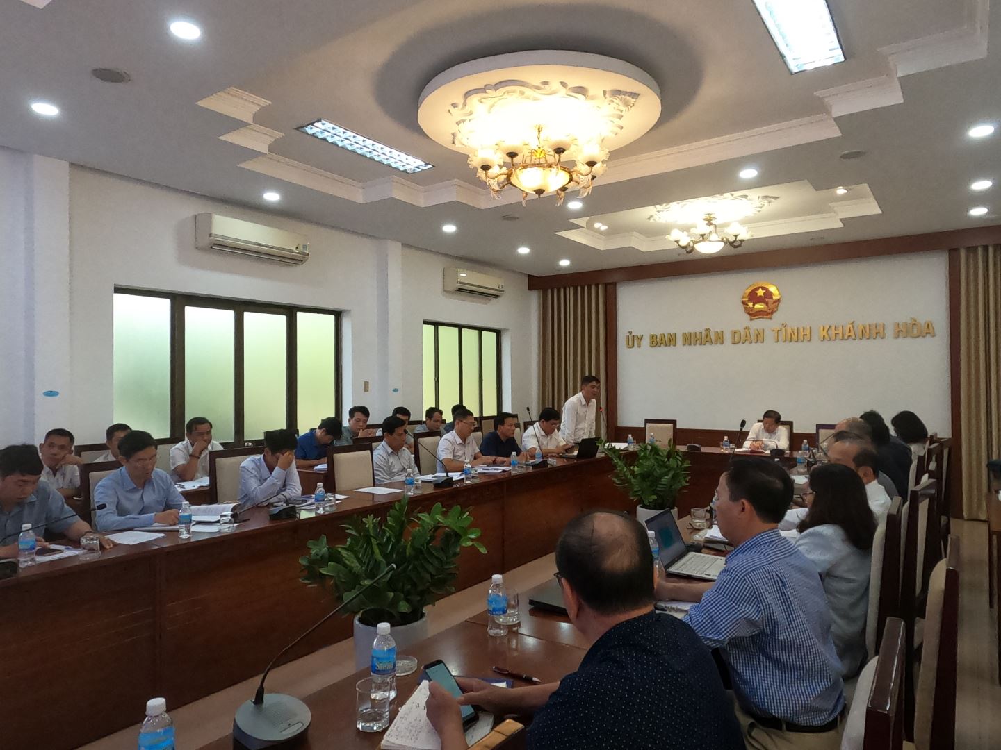 Ông Hồ Tấn Quang – Giám Đốc Ban Quản lý dự án Phát triển Tỉnh Khánh Hòa báo cáo tại cuộc họp về tình hình thực hiện dự án