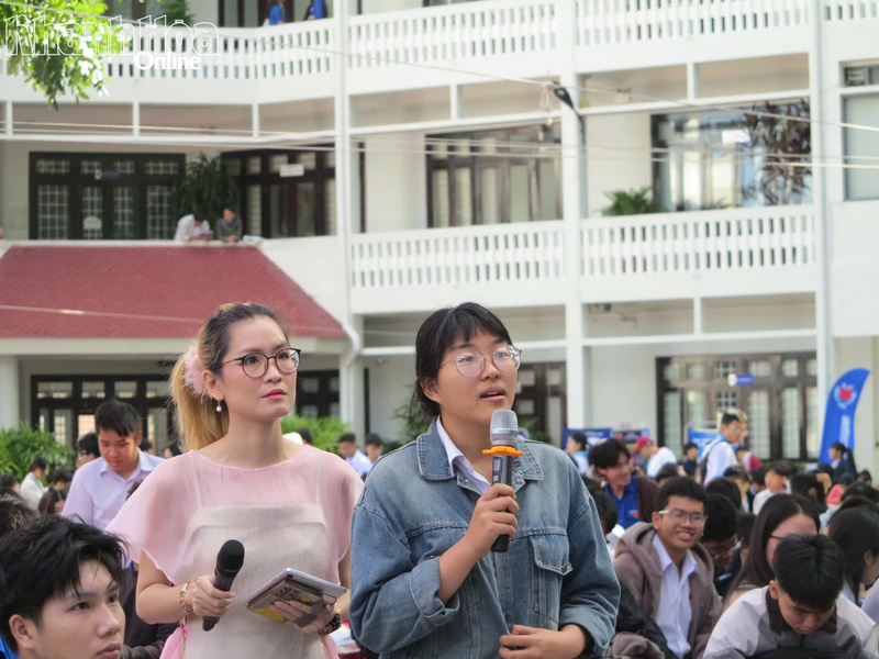 Học sinh, sinh viên tham dự tư vấn tuyển sinh