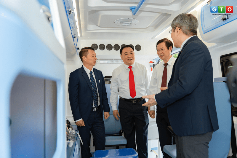 Vingroup trao tặng xe cứu thương tỉnh Khánh Hòa